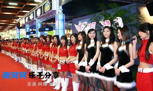 超多美女的网吧(组图)(图1)