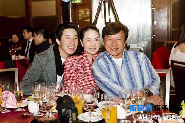 成龙本名房仕龙，成龙为啥叫陈港生