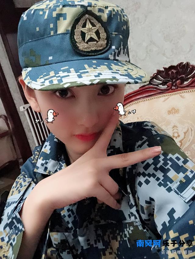 宋祖儿20岁才上大学，晒军训照清纯可爱，自嘲要去美黑了！