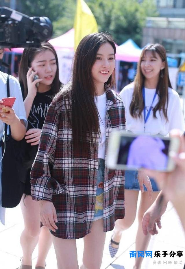 宋祖儿20岁才上大学，晒军训照清纯可爱，自嘲要去美黑了！