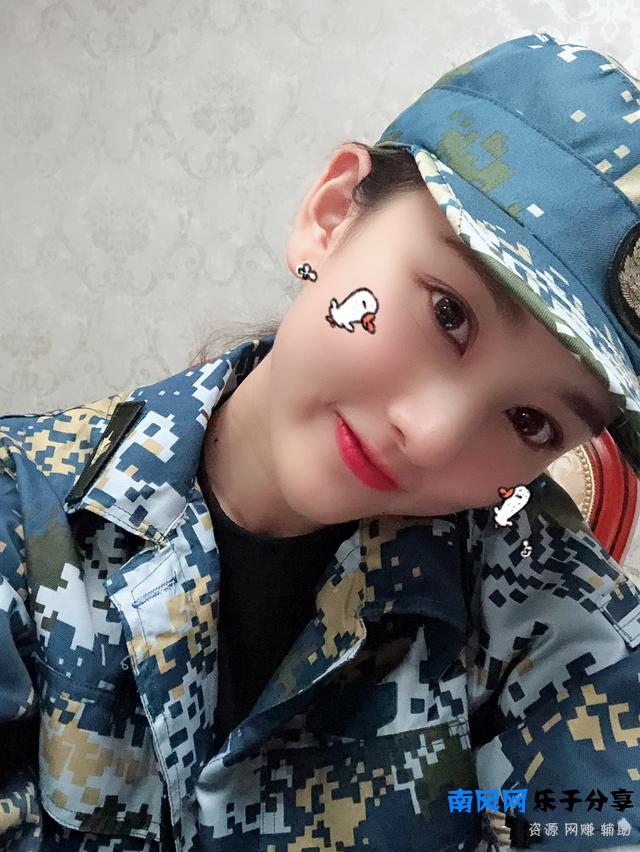 宋祖儿20岁才上大学，晒军训照清纯可爱，自嘲要去美黑了！