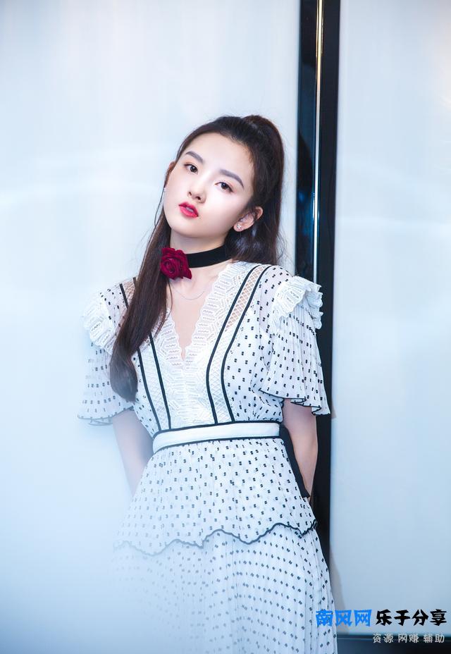 宋祖儿20岁才上大学，晒军训照清纯可爱，自嘲要去美黑了！