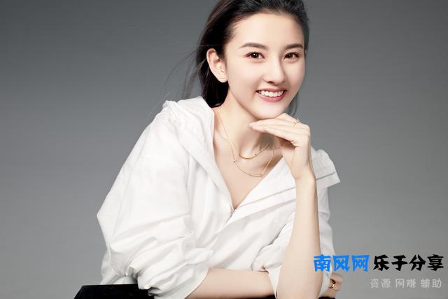 宋祖儿20岁才上大学，晒军训照清纯可爱，自嘲要去美黑了！