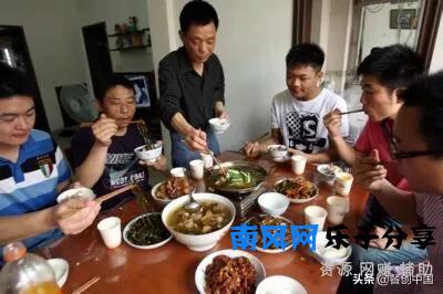 兄弟俩开个甏肉干饭餐厅 天天火爆排队 兄弟俩出国 配方公布