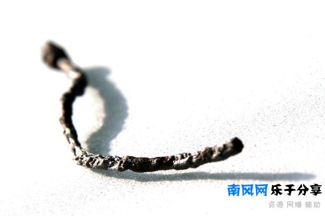 贫穷真的只能自卑的活着吗？那如何走出贫穷的状态？