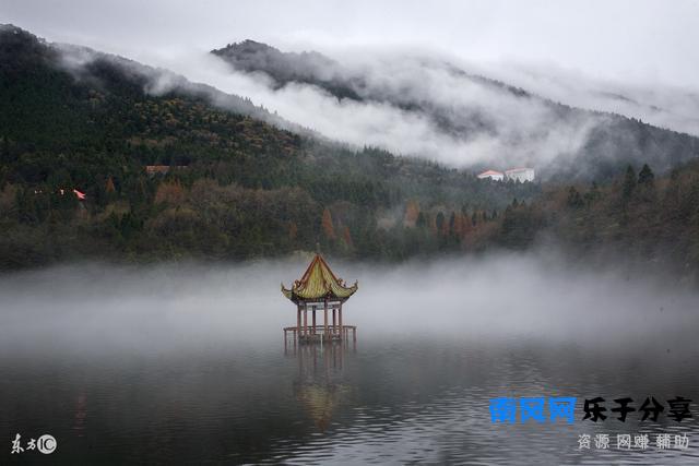 漠漠秋云起，稍稍夜寒生；不觉碧山暮，秋云暗几重；世事短如春梦