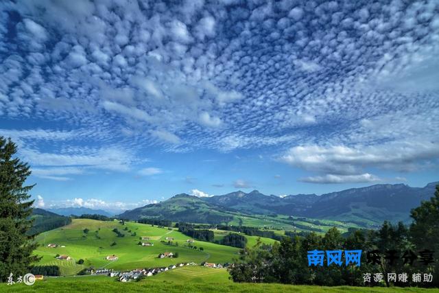 漠漠秋云起，稍稍夜寒生；不觉碧山暮，秋云暗几重；世事短如春梦