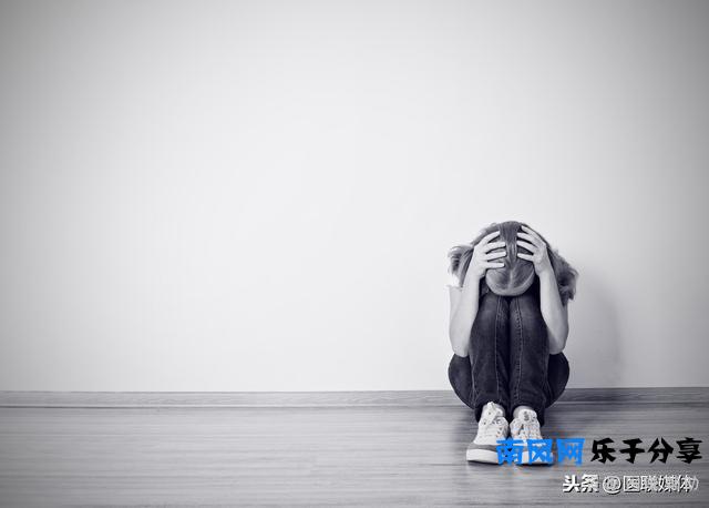 陷入抑郁症的人，早期多有3个表现，不要忽视了