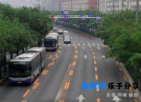 你知道潮汐车道线的意思吗，当你遇到潮汐车道线该怎么走呢？