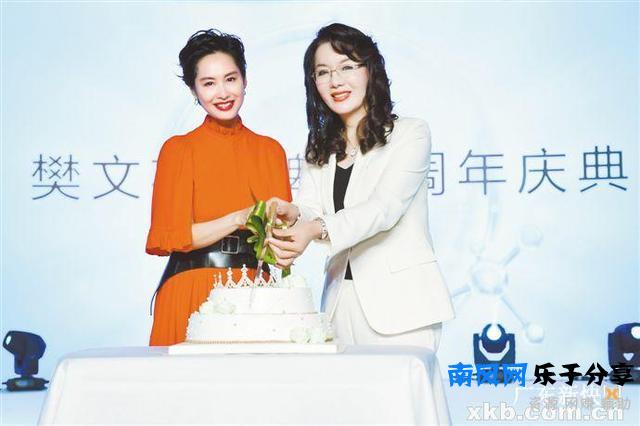 樊文花和朱茵分享年轻“肽”