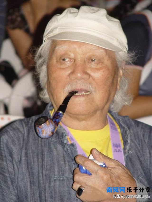 成龙本名房仕龙，成龙为啥叫陈港生