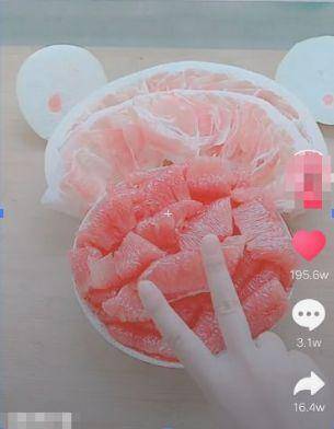 抖音切柚子正确方法（给女朋友剥柚子抖音）