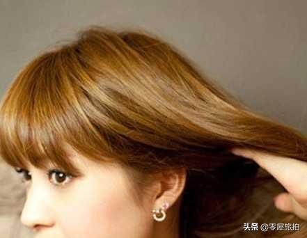 卷发棒怎么用（自己卷头发的步骤图解）