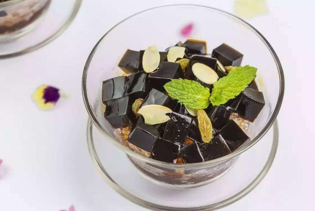 吃龟苓膏有什么好处（女人吃龟苓膏的好处）