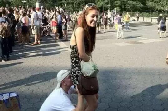 奇葩职业闻屁师，闻味辨病，日薪多少你会做？