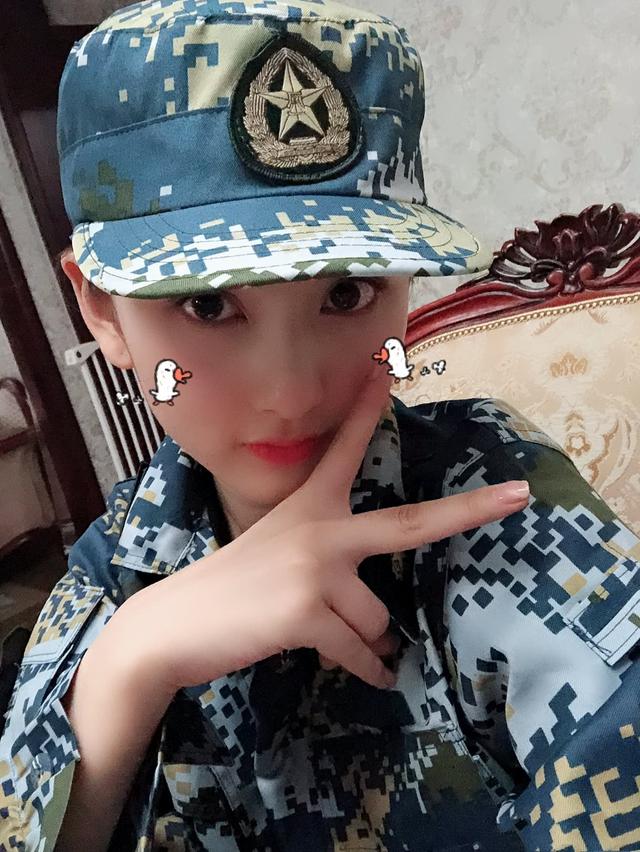 宋祖儿20岁才上大学，晒军训照清纯可爱，自嘲要去美黑了！