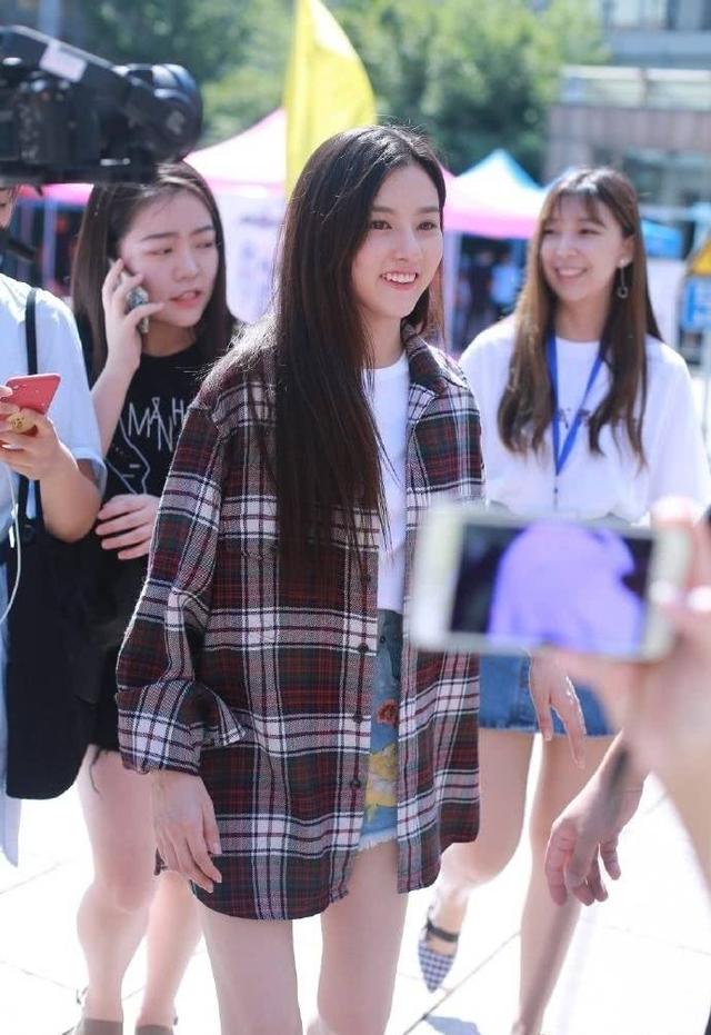 宋祖儿20岁才上大学，晒军训照清纯可爱，自嘲要去美黑了！