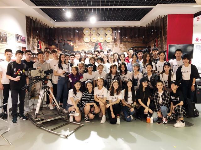 宋祖儿20岁才上大学，晒军训照清纯可爱，自嘲要去美黑了！