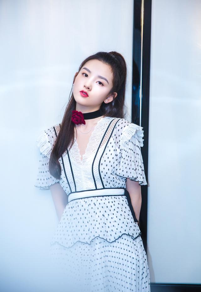 宋祖儿20岁才上大学,晒军训照清纯可爱,自嘲要去美黑了!