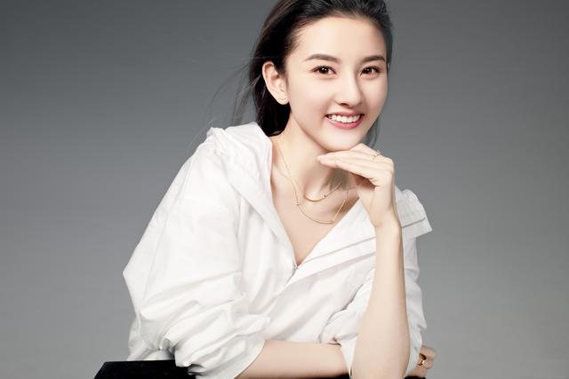 宋祖儿20岁才上大学，晒军训照清纯可爱，自嘲要去美黑了！