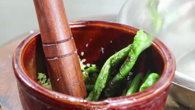 擂辣椒皮蛋的做法窍门（正宗湖南的做法）