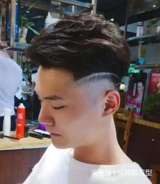 男生露额头发型(什么男生适合露额头)