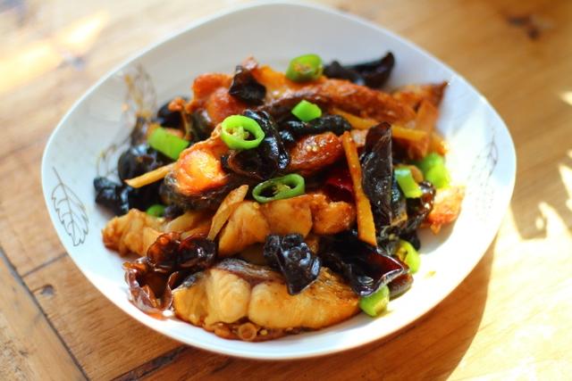 红烧草鱼块简单做法大全（红烧草鱼段的正宗做法）