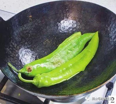 辣椒擂皮蛋的做法（湖南菜茄子擂辣椒皮蛋）