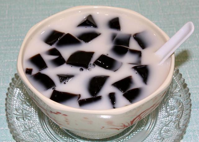 龟苓膏的作用与功效（龟苓膏的做法与配方）