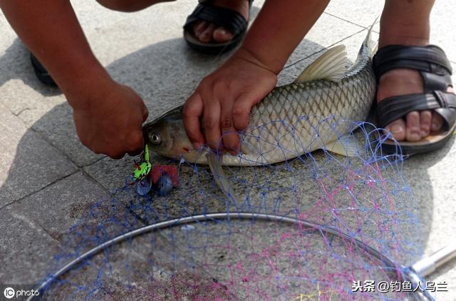 盒饭钩的制作方法图解(用盒饭钩钓鱼就是简单)