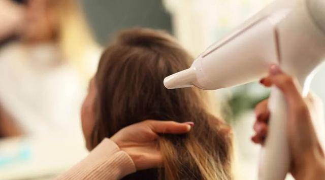 头发干燥毛糙怎么办（改善头发干枯毛躁偏方）