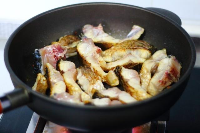 红烧草鱼块简单做法大全（红烧草鱼段的正宗做法）