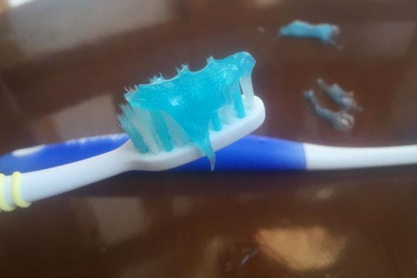 黄牙怎么变白小窍门（用盐刷牙的正确方法）