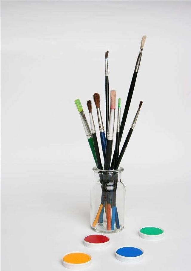 油画颜料怎么洗(笔上的油画颜料清洗方法)