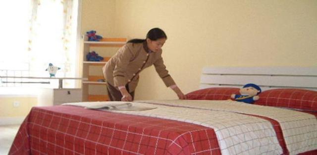 父亲去世后，保姆拿遗嘱来要房产，才知保姆身份特殊