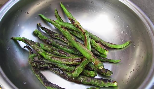 擂辣椒皮蛋的做法窍门（正宗湖南的做法）