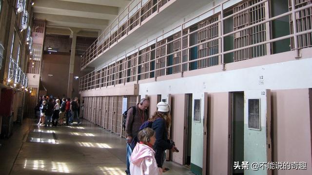 恶魔岛越狱事件 三个人活着被找到了吗？