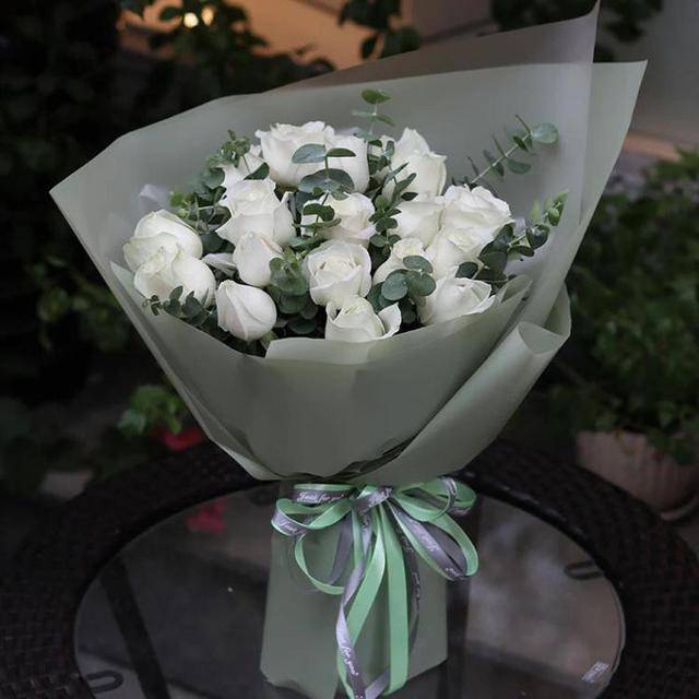 白玫瑰代表什么意思(6支白玫瑰花语是什么寓意)