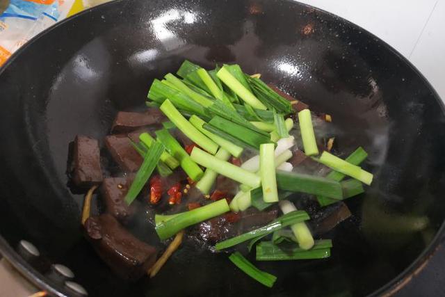 清炒猪血的家常做法（清炒猪血的做法窍门）