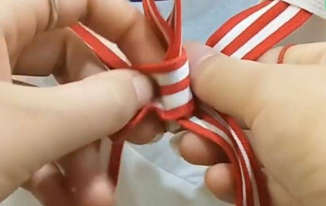 蝴蝶结怎么打（一步一步教打蝴蝶结）