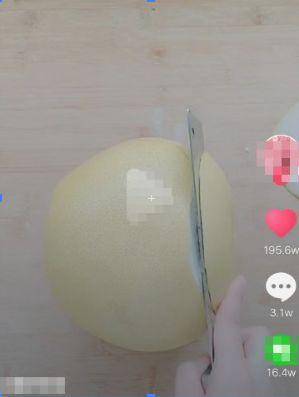 抖音切柚子正确方法（给女朋友剥柚子抖音）