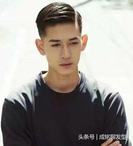 男生露额头发型(什么男生适合露额头)