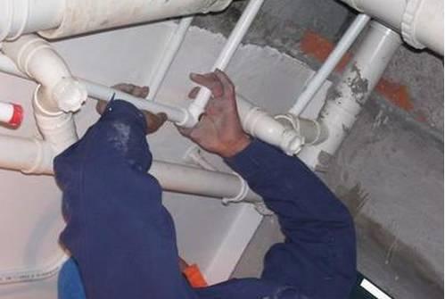 马桶渗水怎么办（马桶一冲水底座就漏水）