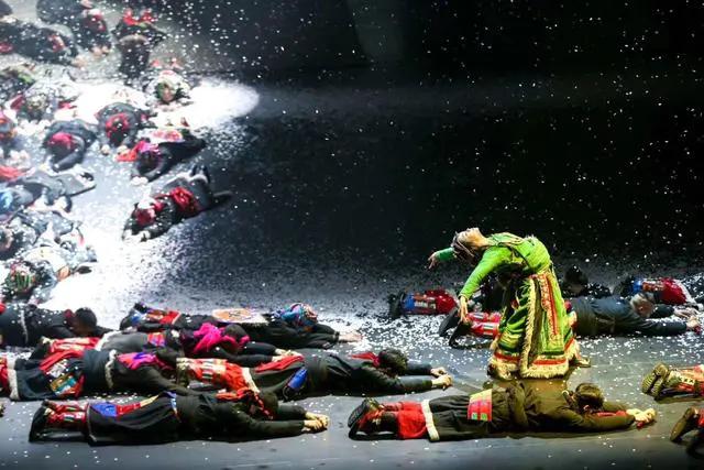 刘淳晴杨丽萍晚年生活，吃饭穿衣靠人伺候！