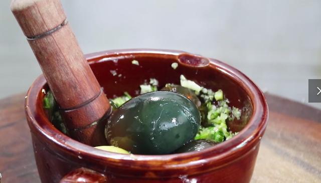 擂辣椒皮蛋的做法窍门（正宗湖南的做法）