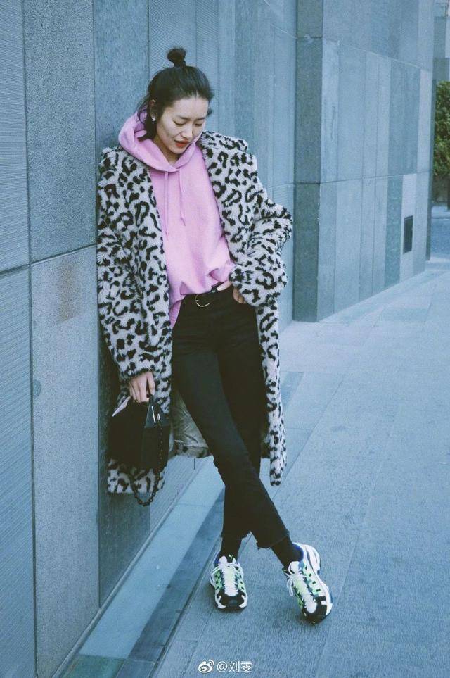 卫衣怎么搭配好看（女生卫衣衣服搭配图）