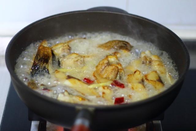 红烧草鱼块简单做法大全（红烧草鱼段的正宗做法）