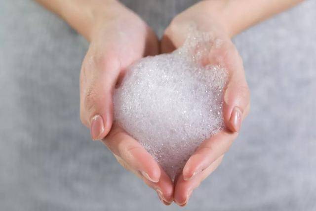 头发干燥毛糙怎么办（改善头发干枯毛躁偏方）