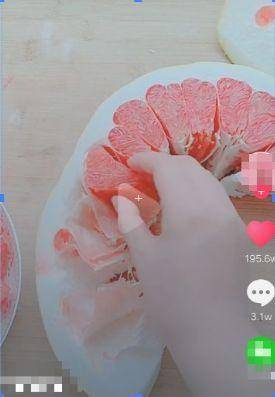 抖音切柚子正确方法（给女朋友剥柚子抖音）