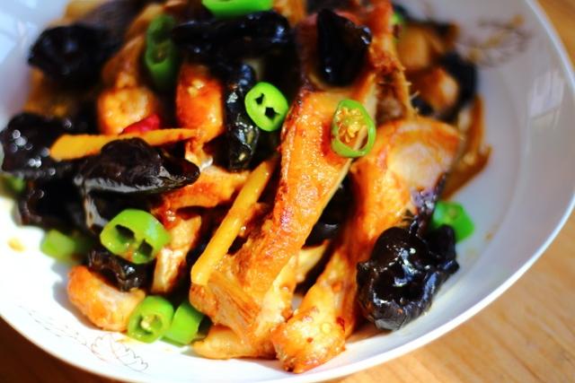 红烧草鱼块简单做法大全（红烧草鱼段的正宗做法）